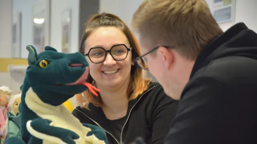 Die Studierneden lernen an der Schnittstelle zwischen Theprie und Praxis