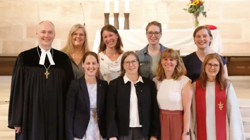 Von den 13 Jubilarinnen waren sieben zum Gottesdienst angereist: Die Diakoninnen Eva-Maria Hubmann (2.v.l.), Judith Münch (3.v.l.) Tina Dehm (4.v.l.), Greta Hörmann (4.v.r), Vanessa Eichenseher (3.v.r.) und Jutta Krach (2.v.r.) feierten ihr 10. Einsegnungsjubiläum. Diakonin Ulrike Kühn (Mitte) feierte ihr 25. Einsegnungsjubiläum. Begleitet wurden sie im Gottesdienst durch Oberkirchenrat Stefan Reimers und die Leiterin der Diakoninnengemeinschaft, Christine Meyer. 