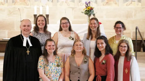 Fünf Frauen haben sich mit diesem Gottesdienst der Diakoninnengemeinschaft vorgestellt: Celina Grötsch (3.v.l.), Chiara Amato (4.v.l.), Eileen Hempfling (Mitte), Julia Schütze (4.v.r.) und Melanie Hagspiel (3.v.r.). Begleitet werden die Frauen durch die Studierendenbegleiterinnen Harriet Tögel (2.v.l.) und Stefanie Unglaub (2.v.r.). Am Gottesdienst waren auch Oberkirchenrat Stefan Reimers und Christine Meyer, Älteste der Diakoninnengemeinschaft, beteiligt. 