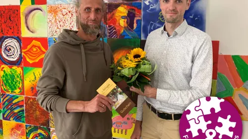 Ralph Eichenseher gratuliert Fabian Bigler (rechts) zum Gewinn der Kreativaktion des Fachbereichs Autismus. 