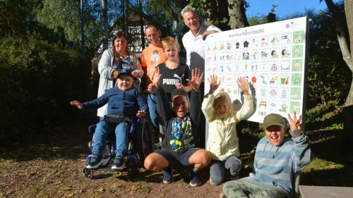 Kinder vor Kommunikationstafel