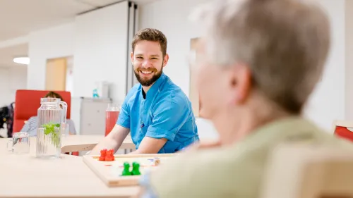 Beim Spielen in der Seniorentagesstätte