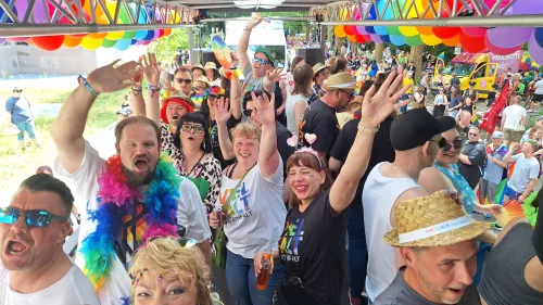 Menschen auf dem CSD Truck