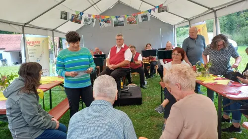 Erich Schiller (Mitte) feierte im Haus Weiher zusammen mit Bewohner*innen, Angehörigen und Mitarbeitenden seinen 90. Geburtstag.
