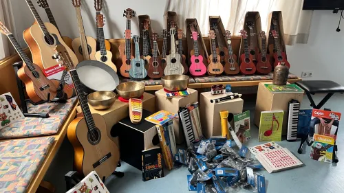 Musikverlag Hage spendet 20 Instrumente und Zubehör an Heilpädagogische Tagesstätte 