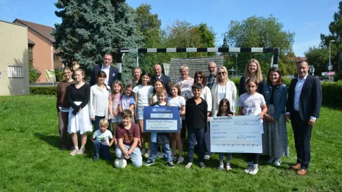 Letzte Reihe, v.l.n.r.: Dr. Tobias Gaydoul, Vorstandsmitglied der Rummelsberger Diakonie, Kerstin Kaul Polizeidirektion Mittelfranken, Matthias Link, Polizeiinspektion Altdorf, Katja Ros, Leiterin der Heilpädagogischen Tagesstätte, Annemarie Schön, Gleichstellungsbeauftragte, Diakon Thomas Jacoby, Leiter des Wichernhauses, Annette Zimmermann, Bündnis für Familie im Nürnberger Land, Sandra Girz, Bereichsleitung Personal. Raiffeisenbank im Nürnberger Land, Birgit Aringer, E-T-A und Landrat Armin Kroder