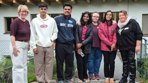 Sibylle Spindler, Regionalleiterin Süd (links), und die Pflegefachkräfte Beate Schmidhofer (Dritte v.r.) und Nikole Glöckler (r.) heißen die Auszubildenden Rashid Pattyaram Patta (Zweiter v.l.) Jophin Biju, Elona Lalan (Vierte v.l.) und Shikha Santhosh willkommen.