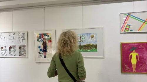 Besucherin der ARTogether Ausstellung