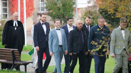 Auf dem Weg zum Gottesdienst – bei vollem Glockengeläut ziehen die Einsegnungsbrüder mit ihren Assistierenden und den am Gottesdienst beteiligten Personen in die Philippuskirche ein. 