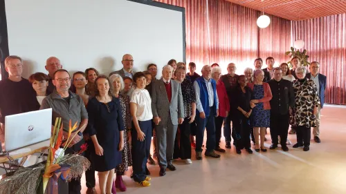 Die Ehrenamtlichen, die in den vergangenen 25 Jahren bei mindestens einen Einsatz der „Aktion Feuerkinder“ in Tansania mit Dr. Annemarie Schraml (zweite von rechts) begleitet haben.