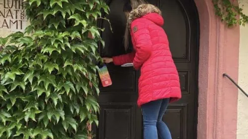 Engagierte Schüler*innen laden mit bunten Türaufhängern herzlich zum Tag der offenen Tür am 17. Oktober 2025 ein. 