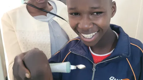 Dank eines spezeillen Geräts kann Simon erstmals eigenständig essen.