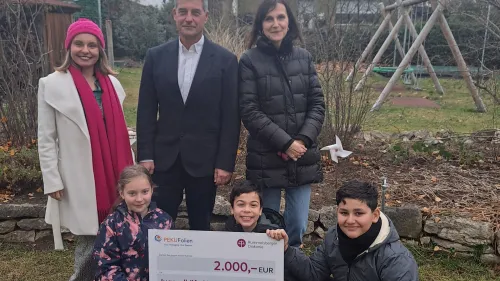 Eva Adamaschek, Referentin Fundraising der Rummelsberger Diakonie, bei der Scheckübergabe mit Dr.-Ing. Gerd Fricke, geschäftsführender Gesellschafter der Firma PEKU, und Heike Schmidt-Neumeyer, Dienststellenleitung der HPT Neumarkt, mit drei Schützlingen, die sich über die Zuwendung freuen.