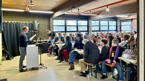 Schulleiter Rainer Kühlewind begrüßte die rund 150 Gäste aus Politik, Kirche, Schule und Gesellschaft zum 50. Geburtstag der Comeniusschule in Hilpoltstein. 