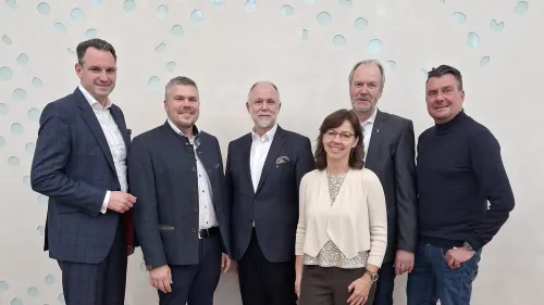 V.l.n.r.: Dr. Tobias Gaydoul, Vorstandsvorsitzender der Rummelsberger Stiftungen, Diakon Alexander Loos, Diakon Peter Barbian Brüdersenior und Vorstandsmitglied Rummelsberger Stiftungen, Anita Zelder (Assistenz), Diakon Mathias Kippenberg und Klaus Kolb, beide im Vorstand der Rummelsberger Stiftungen. 