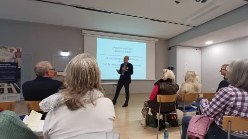 Prof. Dr. med. Klaus-Christian Steinwachs hielt den ersten Vortrag des Fachtags zum Thema „Demenz und Delir“.