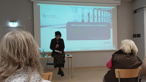 Tanja Vaheri gab praxisnahe Einblicke zum Thema „Delir und Deeskalation am Pflegebett“. 