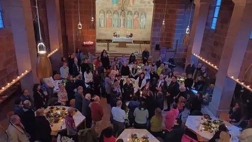 Gemeinsam feierten die Mitarbeitenden der Rummelsberger Dienste gAG und des Vereins – und ehrten dabei nicht nur langjährige Kolleg*innen, sondern hießen auch die neuen Mitarbeiter*innen in der Gemeinschaft willkommen.