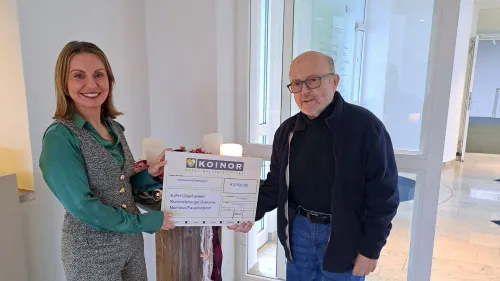 Eva Adamaschek, Referentin Fundraising der Rummelsberger Diakonie, bei der feierlichen Scheckübergabe mit Stiftungsvorstand Willi Hepp.