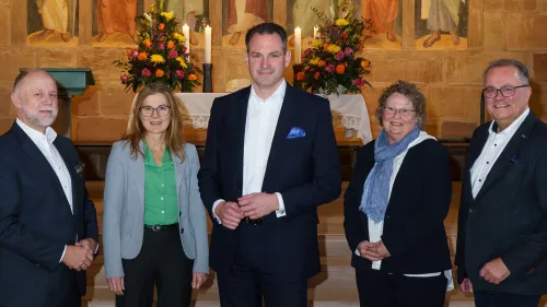 Der Vorstand des Rummelsberger Diakonie e.V. (v.l.n.r.): Diakon Peter Barbian, Leiter der Brüderschaft; Diakonin Christine Meyer, Leiterin der Diakoninnengemeinschaft, Dr. Tobias Gaydoul, Finanzen; Diakonin Prof. Ellen Eidt, Theologie & Bildung und Karl Schulz, Dienste.