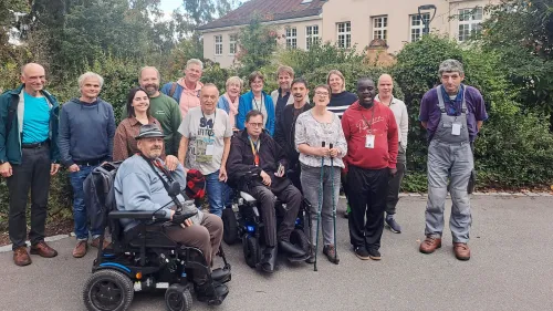 Das aktuelle Redaktionsteam mit ehemaligen Mitgliedern und Gästen sowie Regionalleiter Andreas Ammon (hintere Reihe, fünfter von links). 