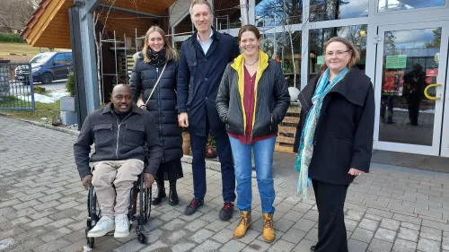 v.l.n.r.: Referent Alhassane Baldé, BA-Pressesprecherin Olga Schwalbe, BA-Vorstandsmitglied Daniel Terzenbach, BBW-Leiterin Iris Thieme und Jutta Angerer, Beraterin in der Stabsstelle Inklusion   bei der Bundesagentur für Arbeit vor der Rummelsberger Gärtnerei
