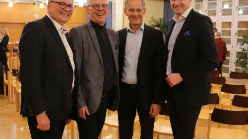 Diakon Christian Oerthel (2.v.l.) mit den aktuellen Vorständen Karl Schulz und Dr. Tobias Gaydoul sowie dem ehemaligen Finanzvorstand der Rummelsberger Diakonie Harald Frei (2.v.R.). 
