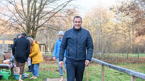 Trotz kühler Temperaturen: Landrat Armin Kroder hat den Barfußpfad auf der inklusiven Streuobstwiese am Campus Haus Weiher ohne Schuhe und Socken eingeweiht. 