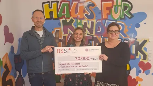 Diakon Thomas Heinicke, Regionalleiter Kindertagesstätten, Eva Adamaschek, Referentin Fundraising, und Bianca Großkreuz, Leitung der Kindertagesstätte Haus der Kinder, bei der symbolische Scheckübergabe über 30.000 Euro.