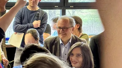 Vorstand der Rummelsberger Diakonie Karl Schulz (Mitte) und Ute Wania-Olbrich Bild (u.re.) genossen sichtlich die musikalischen Beiträge der Schüler*innen. 