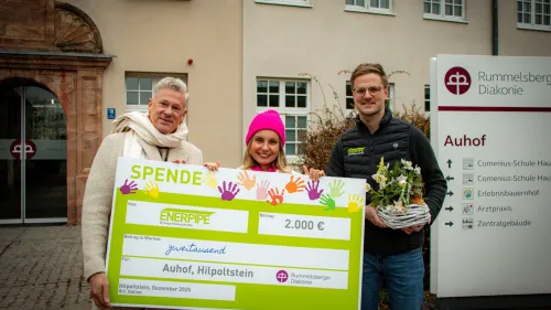 V. l. n. r.: Andreas Ammon (Regional- und Einrichtungsleiter), Eva Adamaschek (Fundraising), Markus Euring (Geschäftsführer ENERPIPE GmbH) bei der Scheckübergabe 