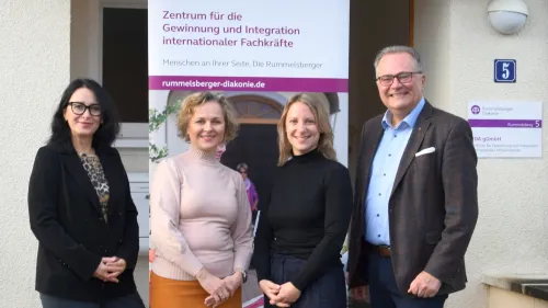 Vor dem Eingang zum Zentrum: v.l.n.r. Leiterin Diakonin Heidrun Martini, Yuliya Malasnova, Manuela Schiller und Vorstand Dienste Karl Schulz.