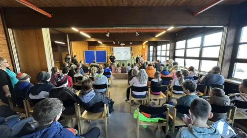Familie Schade beim Brauchtumsunterricht in der Comenius-Schule