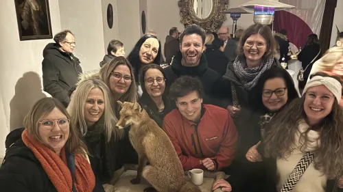 Gute gelaunte Mitarbeiter*innen der Behindertenhilfe der Rummelsberger Diakonie in den Haßbergen feierten gemeinsam.