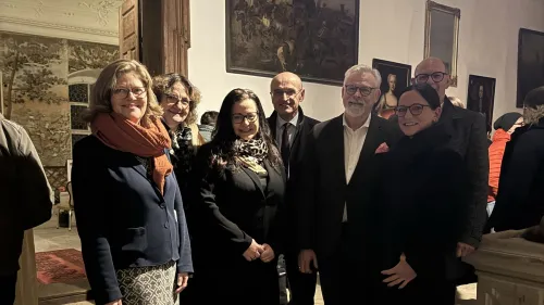 Von links: Schlossherrin Stefanie Fuchs von Bimbach, Dekanin Anne Salzbrenner, Regionalleiterin Tina Scheller, Landrat Wilhelm Schneider, Fachlicher Leiter RDB und Mitglied der Geschäftsführung Volker Deeg, Bürgermeisterin Marion Fleischmann-Hilton und Bürgermeister Zeil Thomas Stadelmann