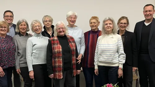 Die ehrenamtlichen Helferinnen der Kleiderkammer mit Bastian Döring, Diakonin Christine Meyer und Landrat Armin Kroder.
