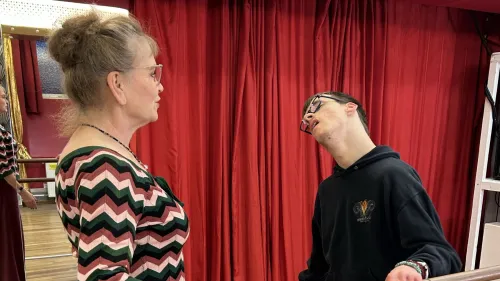 Julia Kempken (l.) und Mareike Herrmann (r.) (beide Tanzfabrik) mit Fabian Bauer seiner Casemanagerin Daniela Werner 