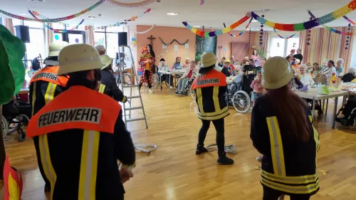 Unser Feuerwehrballett bei ihrem schwungvollen Auftritt
