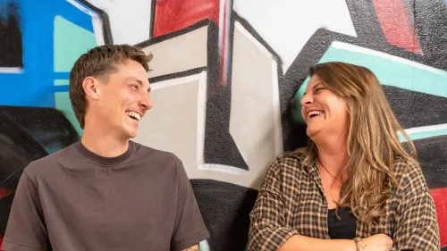 Menschen haben Spaß bei der Arbeit.