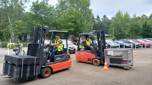 Unter anderem mehrtägige Schulungen im Rahmen der Staplerscheinausbildung bringen Auszubildende des Berufsbildungswerks und Mitarbeiter der Firma Knoll zusammen.