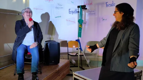 Sabine Heid (l.), Mitarbeiterin des Wohnparks Windmühle, nahm auf dem Podium als Pflegeexpertin Platz. Moderatorin Isabel Lindner stellte die Fragen zu ihrem Arbeitsalltag in der Pflege. 