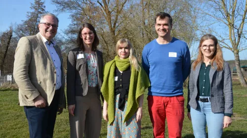v.l.n.r.: Vorstandsmitglied Karl Schulz, Diakonin Tina Dehm, die Schulleitungen Agnes Grießmeier und Andreas Schock und Vorstandsmitglied Diakonin Christine Meyer bei der offiziellen Einführung neuer Mitarbeitender im Bereich Berufliche Schulen der Rummelsberger Diakonie.