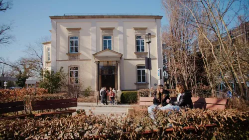 Außenansicht Dörfler Villa - Berufsfachschule für Pflege und Altenpflegehilfe Weißenburg