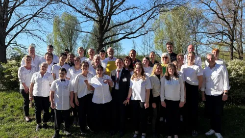 Das Team hinter dem Genießerabend: Die Schüler*innen der Comeniusschule bewirten mit Unterstützung etwa 70 geladene Gäste.