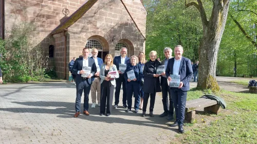 v.l.n.r.: Landrat Armin Kroder, Diakon Peter Barbian, Diakonin Christine Meyer, Karl Schulz, Diakonin Prof. Ellen Eidt (alle vier Vorstandsmitglieder Rummelsberger Diakonie), Dr. Sabine Weingärtner, Präsidentin der Diakonie Bayern, Historikerin Dr. Ulrike Winkler, Historiker und Kurator Dr. Thomas Greif und Landesbischof Christian Kopp vor der Philippuskirche.
