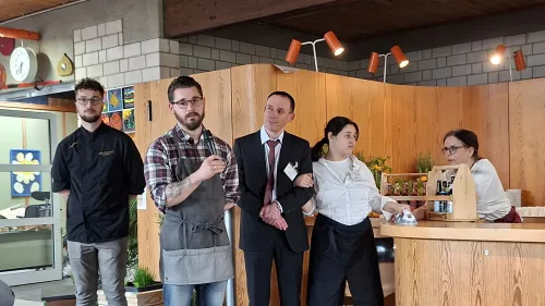 Schulleiter Rainer Kühlewind (Mitte) und die Gastgeber*innen der Comeniusschule präsentieren die Berufsschulstufe und machen die aufwändigen Planungsarbeiten im Vorfeld sichtbar.