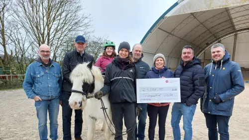v.l.n.r.: Diakon Thomas Jacoby (Leitung Wichernhaus), Dr. Tobias Gaydoul (Vorstand Rummelsberger Diakonie und Vorstandsvors. Lotte Schopper Stiftung), Klientin Sophia auf Rupert, Reittherapeutin Tina Kokott, Diakon Mathias Kippenberg (stellv. Vorstandsvors. Lotte Schopper Stiftung, Leitung Rummelsberger Stiftungszentrum), Sandra Uhl (Leitung Therapiehof Leila), Klaus Kolb (Vorstand Lotte Schopper Stiftung und der Rummelsberger Stiftung) und Alexander Loos (stellv. Leitung Rummelsberger Stiftungszentrum)