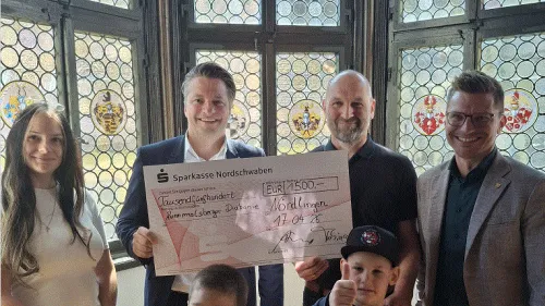 Spendenübergabe im Rathaus Nördlingen (v.l.n.r.): Nadja Goß, Tobias Güntner, Wolfgang Salcher und Oberbürgermeister David Wittner sowie zwei Kinder aus der Rummelsberger Einrichtung.
