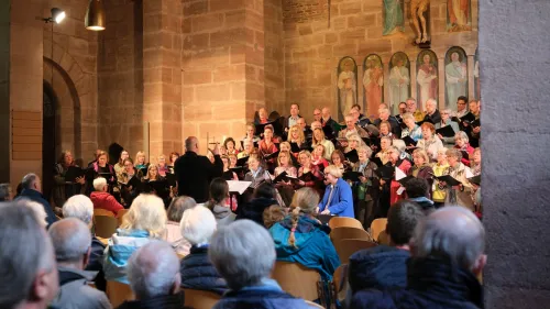  Die Chöre aus Altdorf, Feucht, Burgthann, Schwarzenbruck und Winkelhaid, gestalteten gemeinsam die Chorandacht zum Abschluss des Jahresfestes.