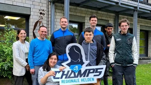 Bayka-Mitarbeiter Tobias Fenzel (hinten, 3. v. l.) und Auszubildender Julian Köpplinger (hinten, 3. v. r.) besuchten gemeinsam mit Dagmar Hauck, Referentin für Fundraising (hinten, 1. v. l.), die Comeniusschule und einen Teil des Schüler*innen-Parlaments sowie Schulleiter Rainer Kühlewind (hinten, 2. v. l.)